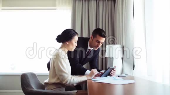 在酒店拥有文件和平板电脑的商务团队视频的预览图