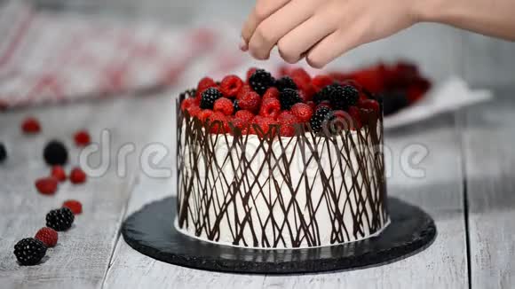 用浆果和巧克力装饰蛋糕自制蛋糕视频的预览图