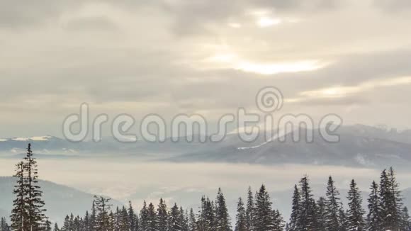 山峰伴雪风吹冬季景观寒冷的一天带着雪视频的预览图