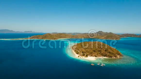 鸟瞰美丽的海滩在热带岛屿香蕉菲律宾视频的预览图