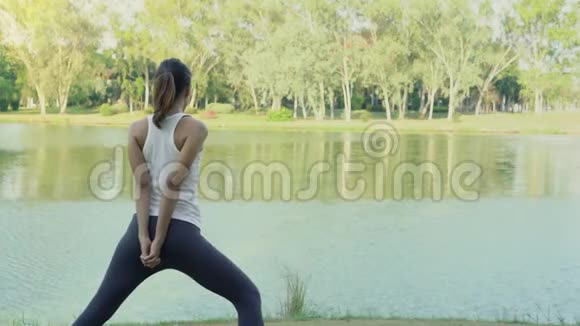 年轻的亚洲女性户外瑜伽在练习瑜伽的同时保持冷静和冥想探索内心的平静视频的预览图