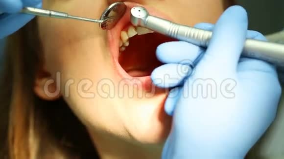 女人得了牙科治疗视频的预览图