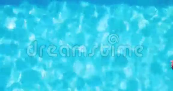 健身男子在游泳池里放松视频的预览图