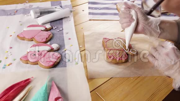 为圣诞节准备姜饼饼干的女孩视频的预览图