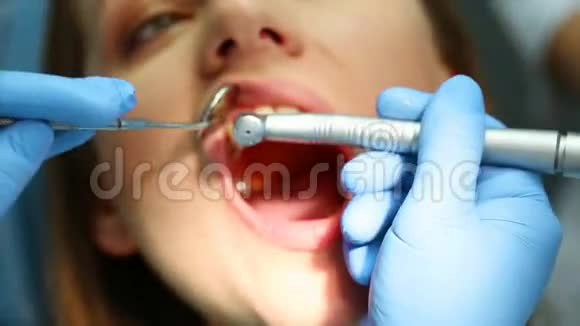 女人得了牙科治疗视频的预览图