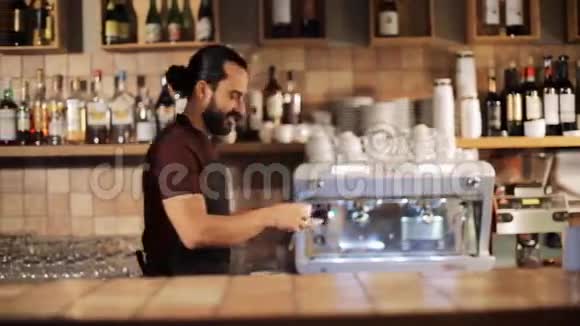 为咖啡店顾客服务的男人或服务员视频的预览图