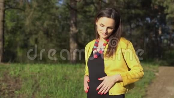 女人摸她怀孕的肚子视频的预览图
