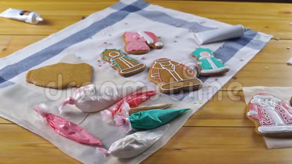 为圣诞节准备姜饼饼干的女孩视频的预览图