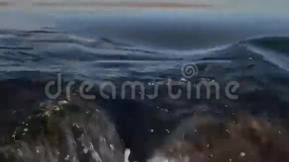 在瀑布处流动的水循环视频的预览图