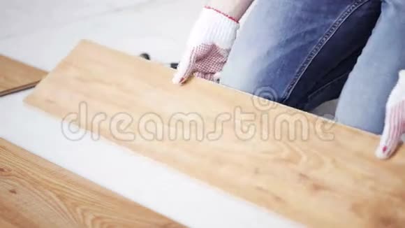 关闭安装木地板的人视频的预览图