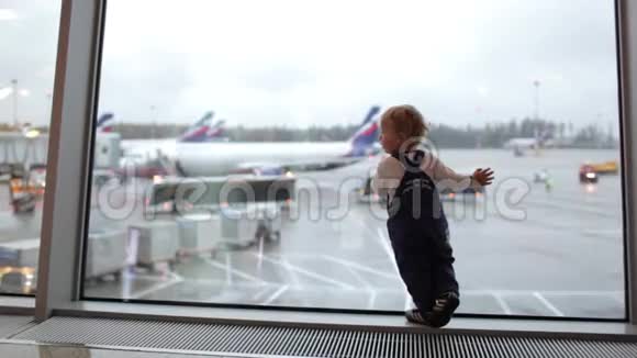 在机场的孩子视频的预览图