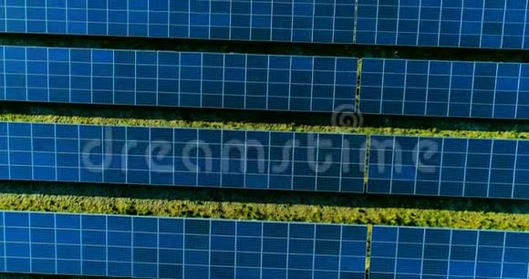 航空视野中的太阳能电池板视频的预览图