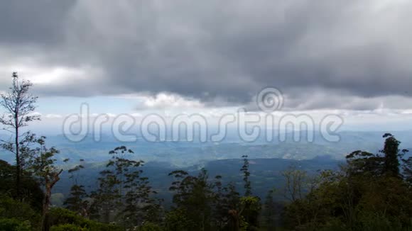 从斯里兰卡的山上俯瞰空中景观视频的预览图