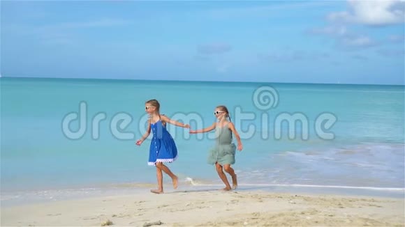 小女孩在暑假玩热带海滩玩视频的预览图