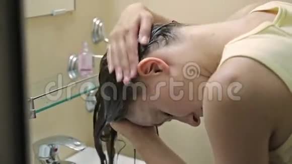 年轻的女人洗头视频的预览图