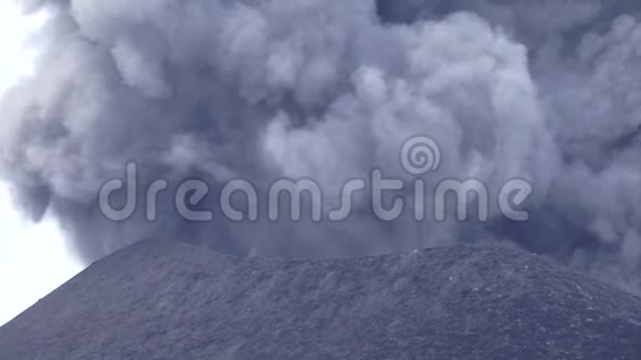 巴布亚新几内亚火山喷发烟尘视频的预览图