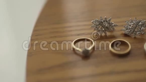 桌子上有结婚戒指视频的预览图