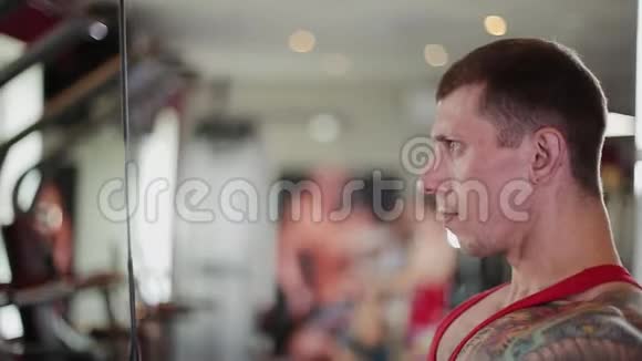 健身教练在健身房训练一个女人视频的预览图