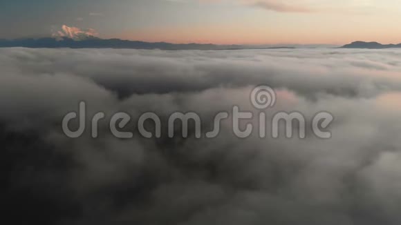 在黄昏或黎明时飞过云层在云层之上飞行空中观景北高加索视频的预览图