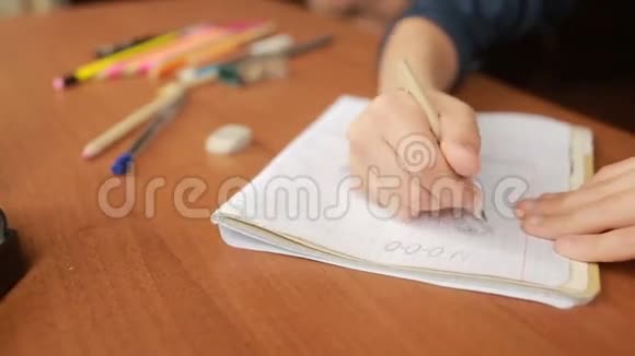 一个青少年在笔记本上画一支简单的铅笔特写视频的预览图