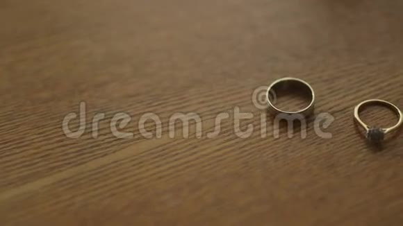 桌子上有结婚戒指视频的预览图