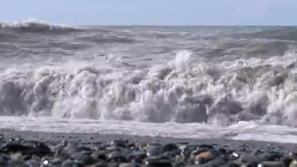 海上风暴石滩的底部景色巨大的波浪在海滩上翻滚视频的预览图