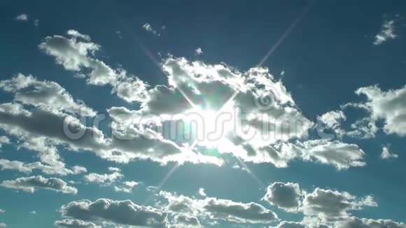 蓝天中的云视频的预览图
