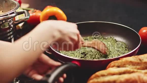 在厨房准备饭菜的女人慢动作视频的预览图