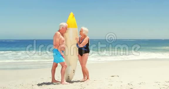 年长夫妇拿着冲浪板视频的预览图