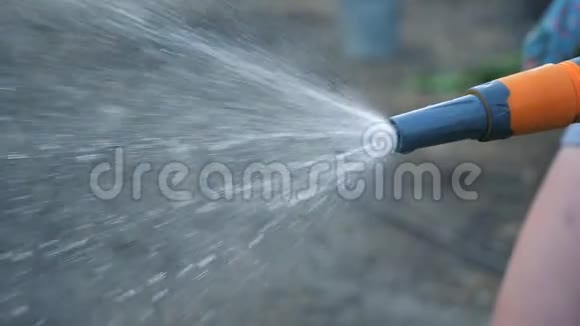 园艺园林护理理念泼水慢动作视频女人拿着花园软管浇水生活方式视频的预览图