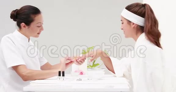 在美甲沙龙修指甲的女人视频的预览图