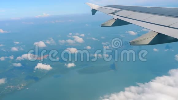 从飞机下降的空中景观视频的预览图