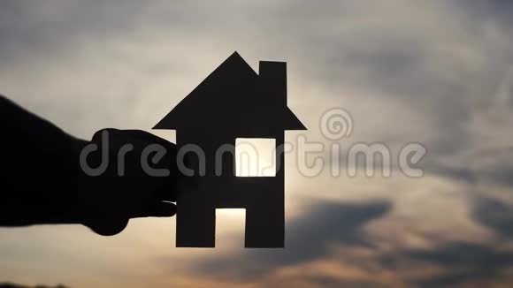 幸福家庭建设住宅理念男人手里拿着纸房日落时的生活方式视频的预览图
