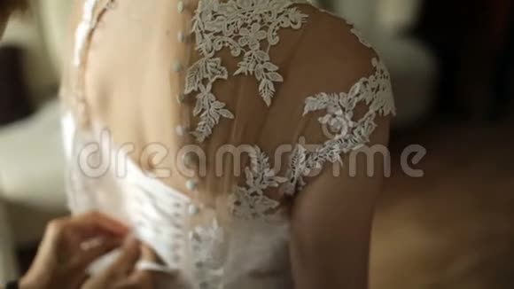 白色蕾丝婚纱视频的预览图