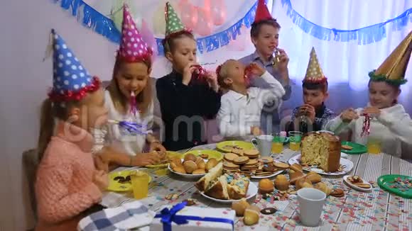 一群孩子庆祝生日视频的预览图