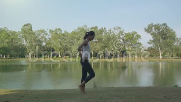 年轻的亚洲女性户外瑜伽在练习瑜伽的同时保持冷静和冥想探索内心的平静视频的预览图