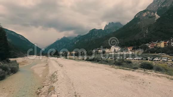 意大利的AuronzodiCadore在阿尔卑斯山的山麓有一个风景如画的城市景色视频的预览图