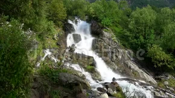 在俄罗斯高加索的国家公园邓拜山上观赏瀑布视频的预览图