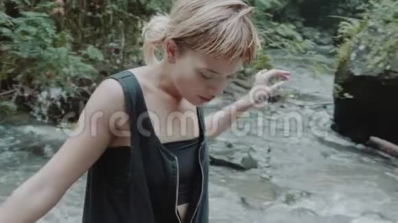 热带雨林丛林中的女孩视频的预览图