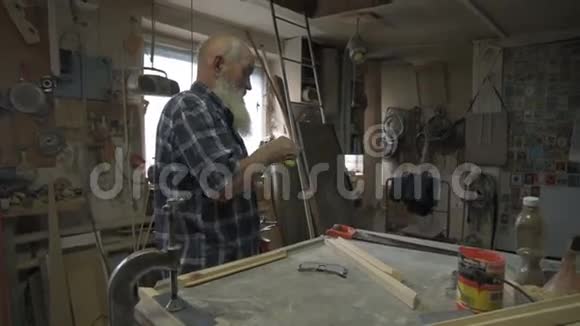 这位老人是男木匠视频的预览图