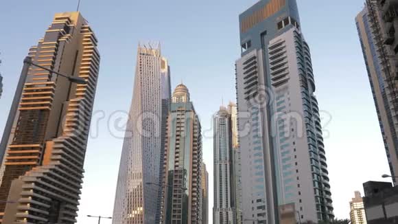 阿联酋迪拜市摩天大楼的镜面视频的预览图