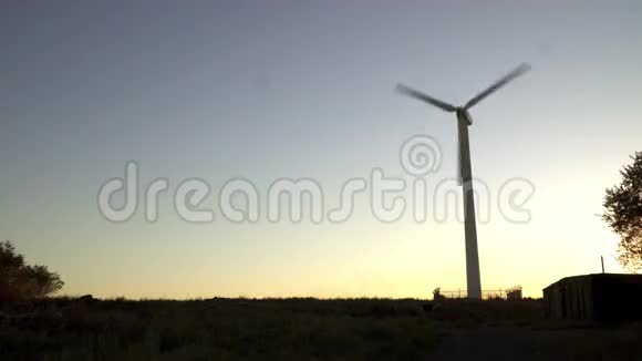 太阳下的风力涡轮机视频的预览图