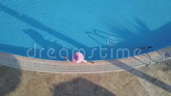 年轻女子在游泳池放松视频的预览图