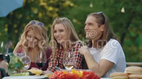 野餐派对的朋友快乐的微笑享受野餐视频的预览图