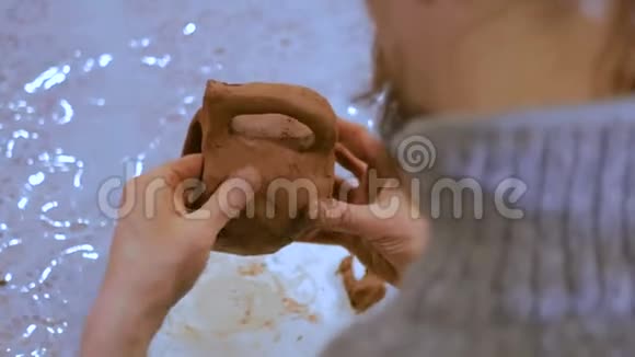 专业男制陶工作坊式陶罐视频的预览图