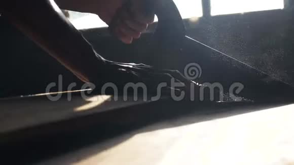 匠心手工与工艺概念慢动作视频木匠在车间里锯一棵生活方式树锯阳光视频的预览图
