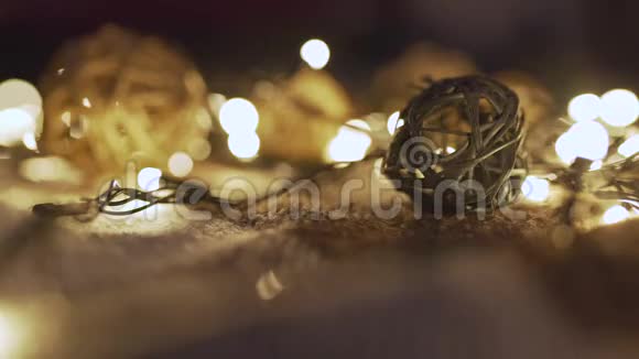 特写圣诞花环和手工球在一个有金色灯光的游戏圣诞节的概念家居装饰视频的预览图