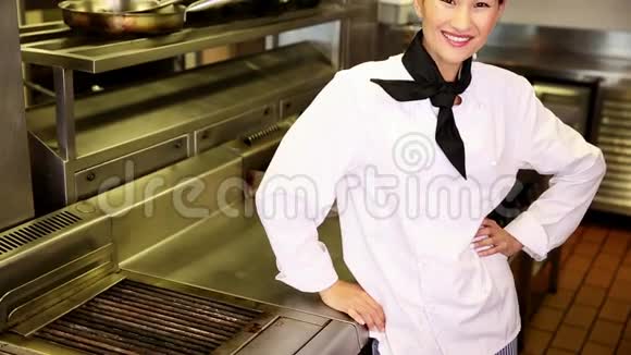 快乐的厨师对着火炉旁的摄像机微笑视频的预览图