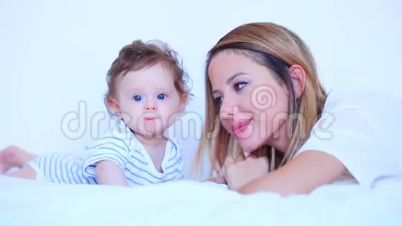 年轻的母亲和小男孩视频的预览图