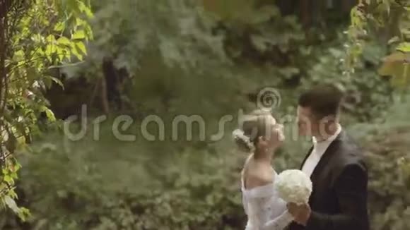 新郎新娘穿着漂亮的裙子亲吻视频的预览图